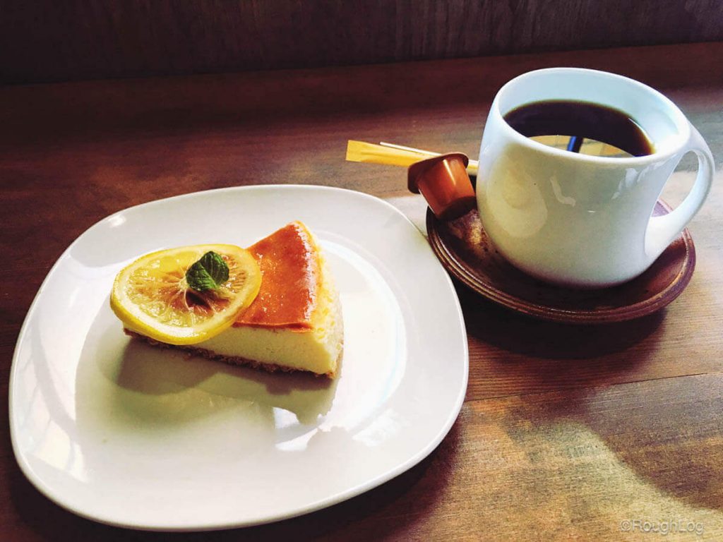 カフェ ティムニーのコーヒーとケーキ