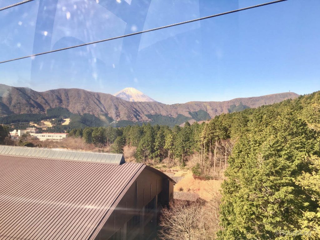箱根ロープウェイは芦ノ湖や天候次第では富士山を眺めながらの空中散歩が楽しめます