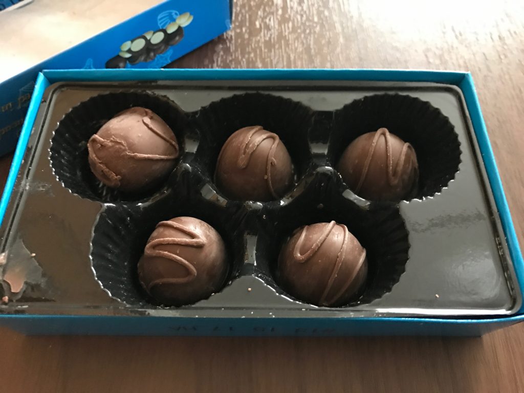 グアム定番お土産１：マカダミアナッツチョコレート