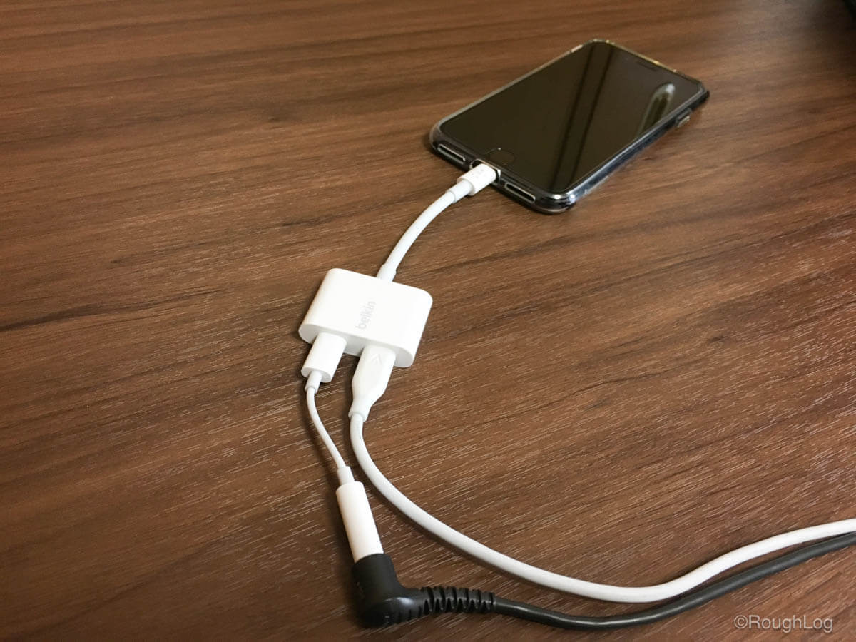 ライトニング端子1つのiPhoneもBelkinの二股アダプターがあれば充電器とイヤホンを同時に接続できる