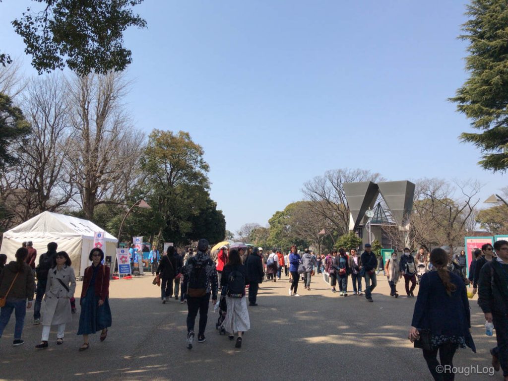 上野動物園に近づくにつれて人が増えてきました