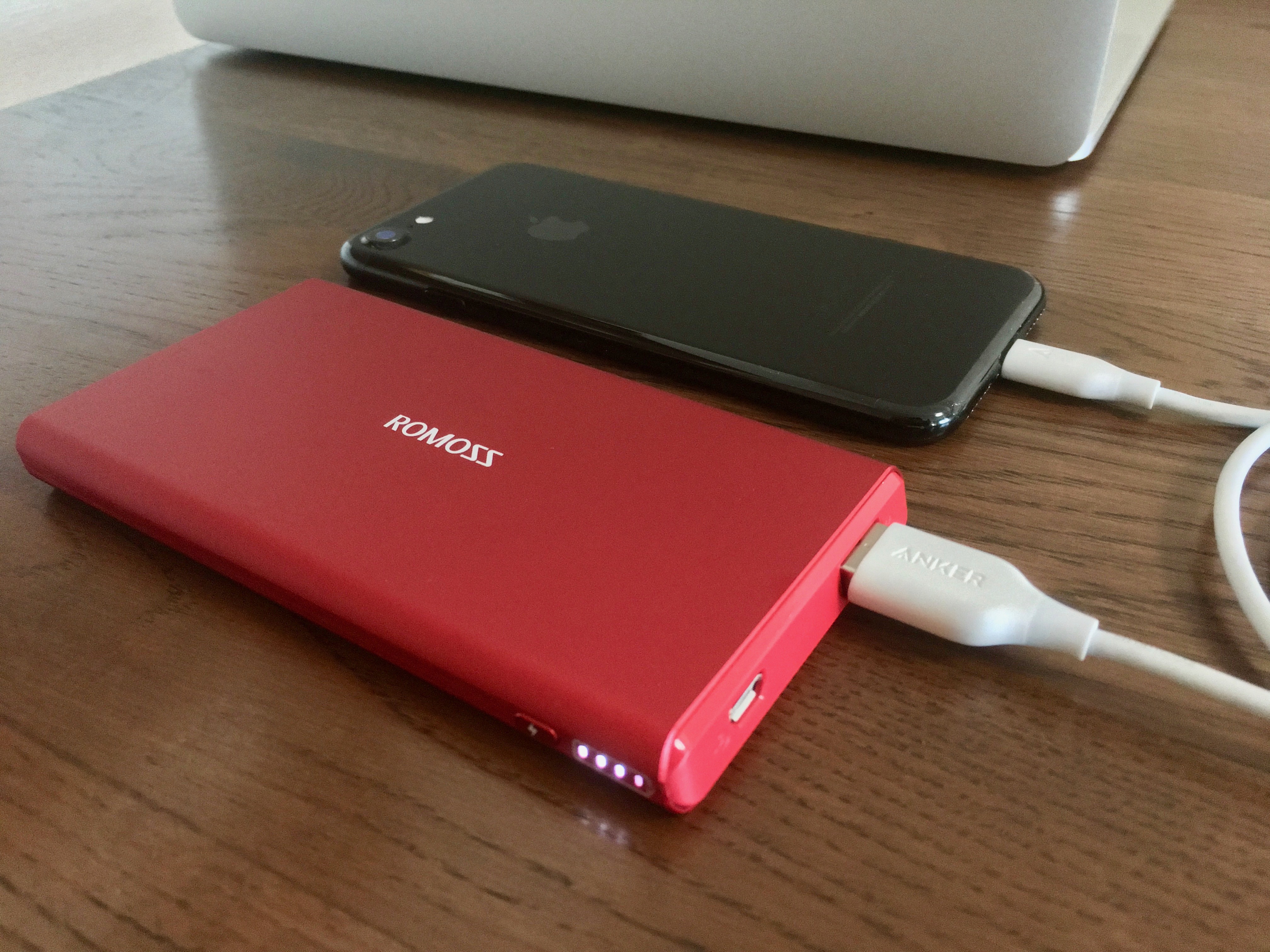 赤のアルミボディがカッコイイ！ROMOSSの薄型モバイルバッテリー「GT3 Power Bank」