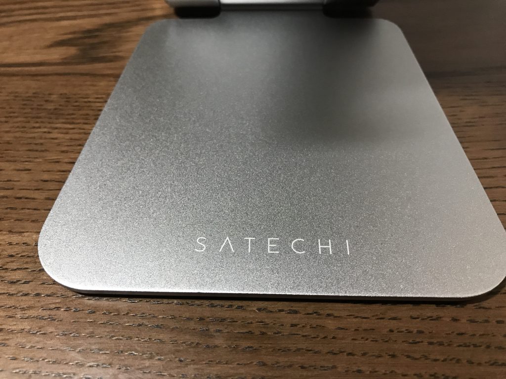 シンプルなアルミデザインで、控えめに「SATECHI」とロゴが印字されています。あまり主張しないデザインに好印象。