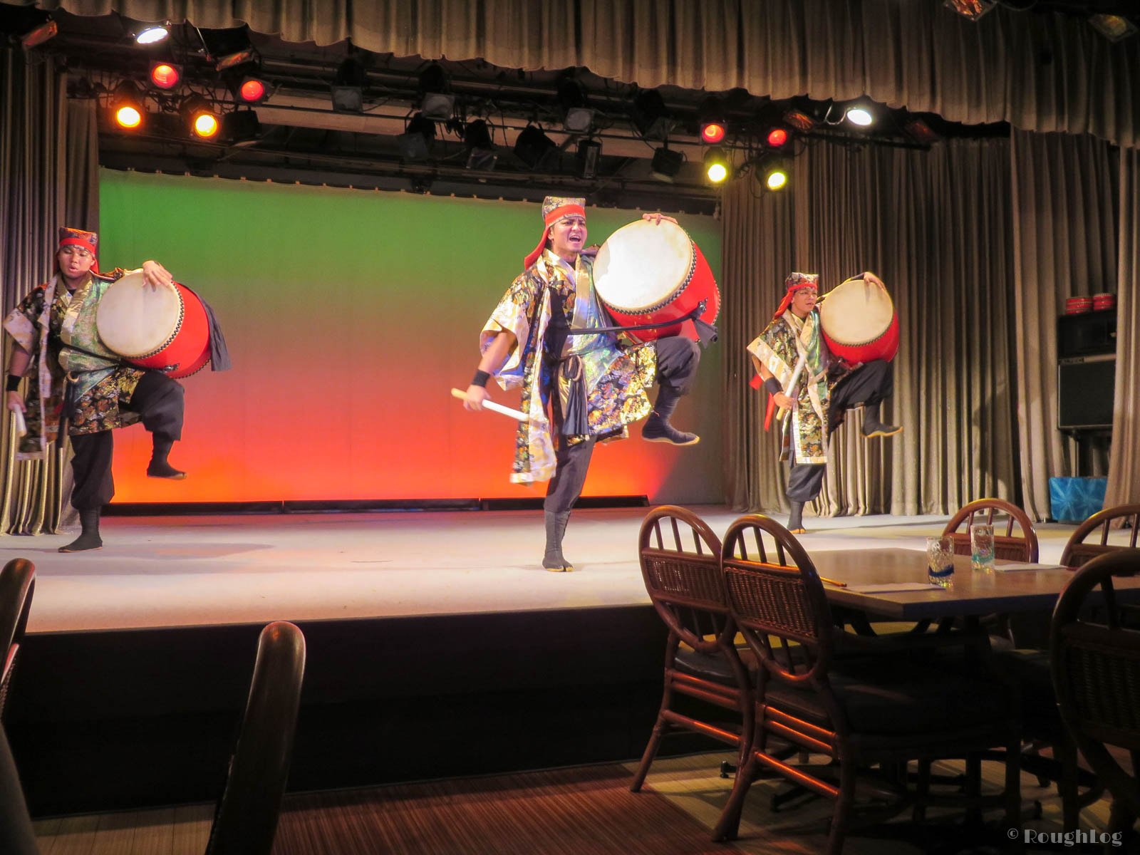 ANAインターコンチネンタル万座ビーチリゾート内のオーキッドで琉球芸能ショーを料理を食べながら楽しむ