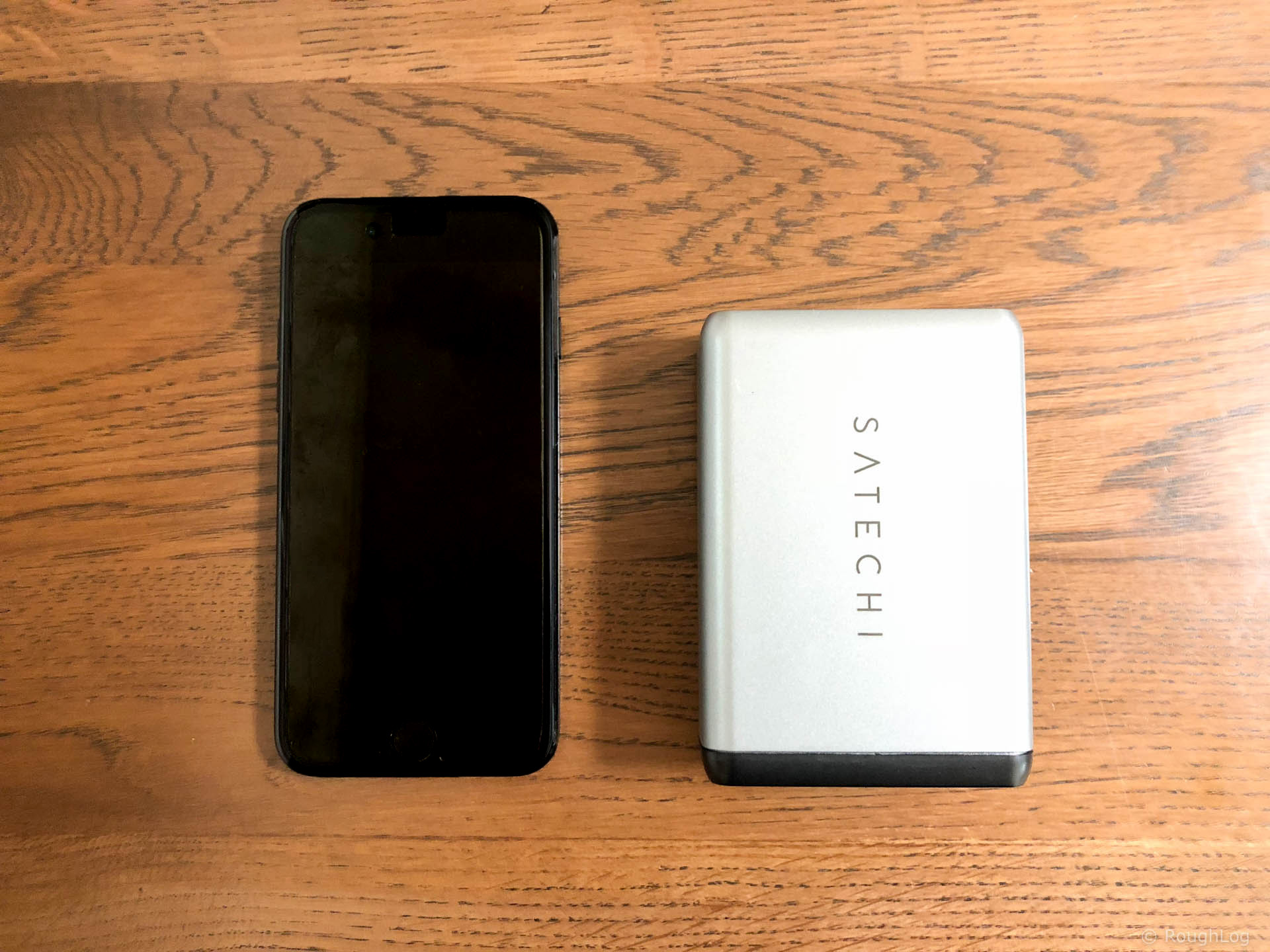 Satechi Type-C トラベルチャージャーとiPhone7のサイズを比較