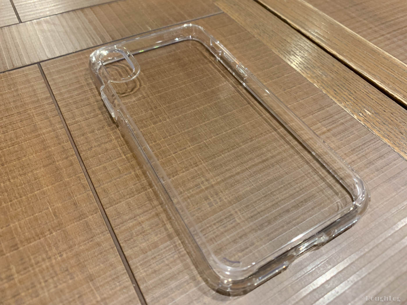 Spigen製「ウルトラハイブリッド  クリスタルクリア」は無色透明のiPhoneケース