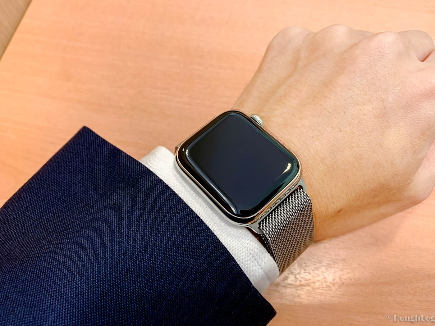 Apple Watch 4ステンレススチールはスーツスタイルにも合う