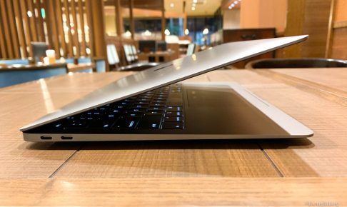 薄型軽量のMacBook Air 2018は先端が細くなるウェッジシェイプ型の美しいデザイン