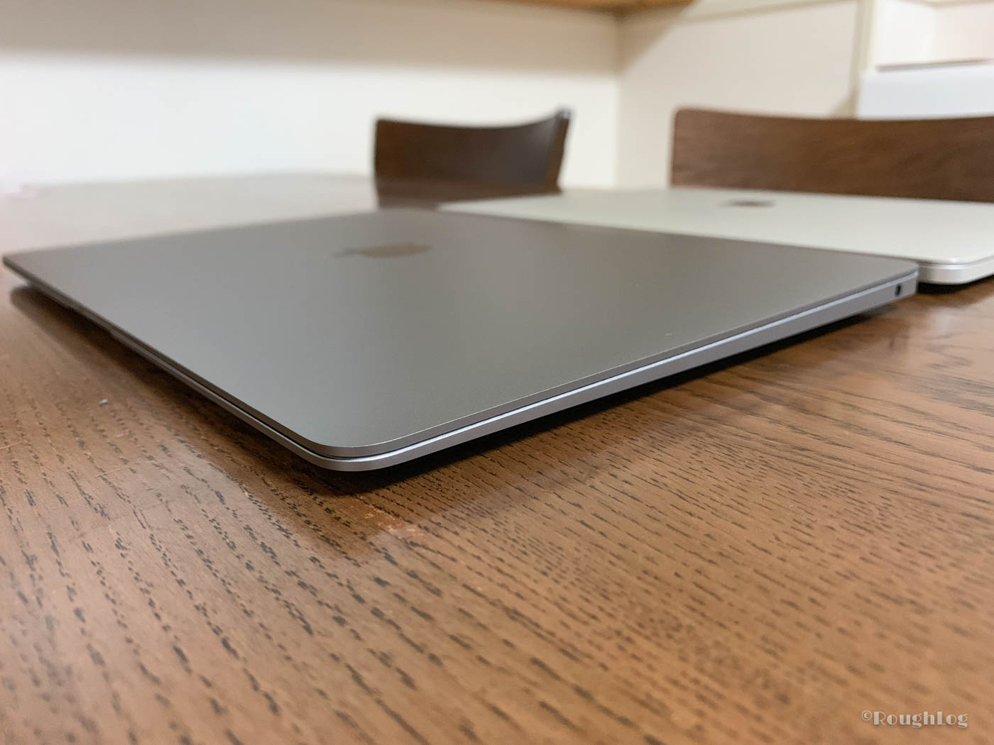 MacBook Air 2018の形状は従来同様に本体の先端が細くなるウェッジシェイプ型の美しいデザイン