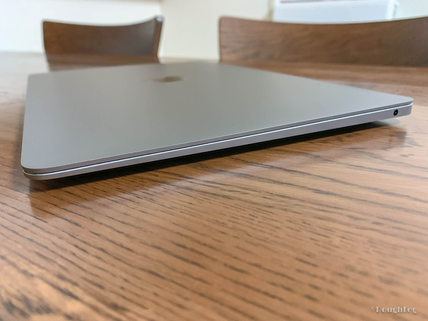MacBook Air 2018の右サイドには3.5mmヘッドホン端子