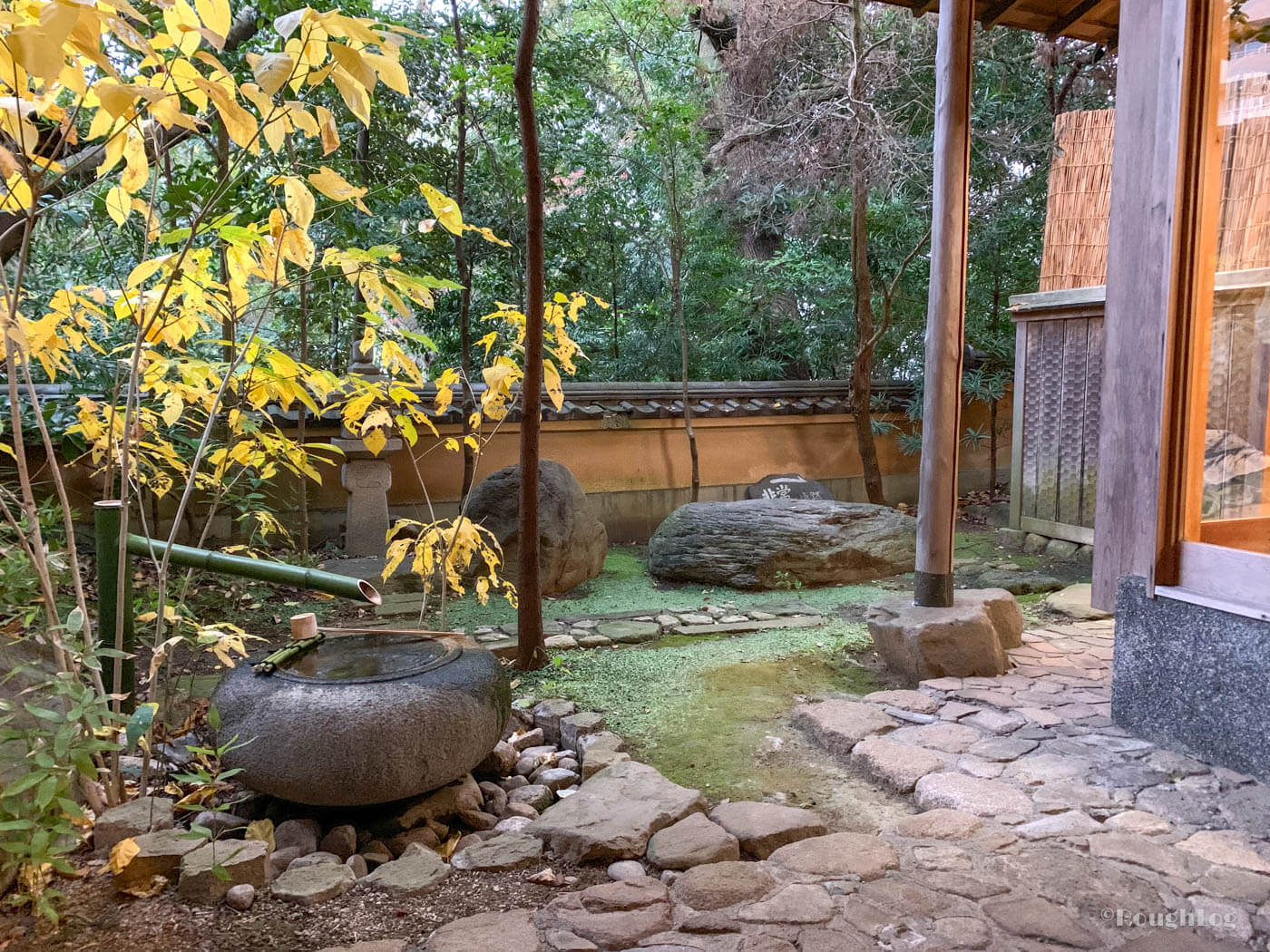 三平荘の離れ 葵。窓の外には日本庭園。