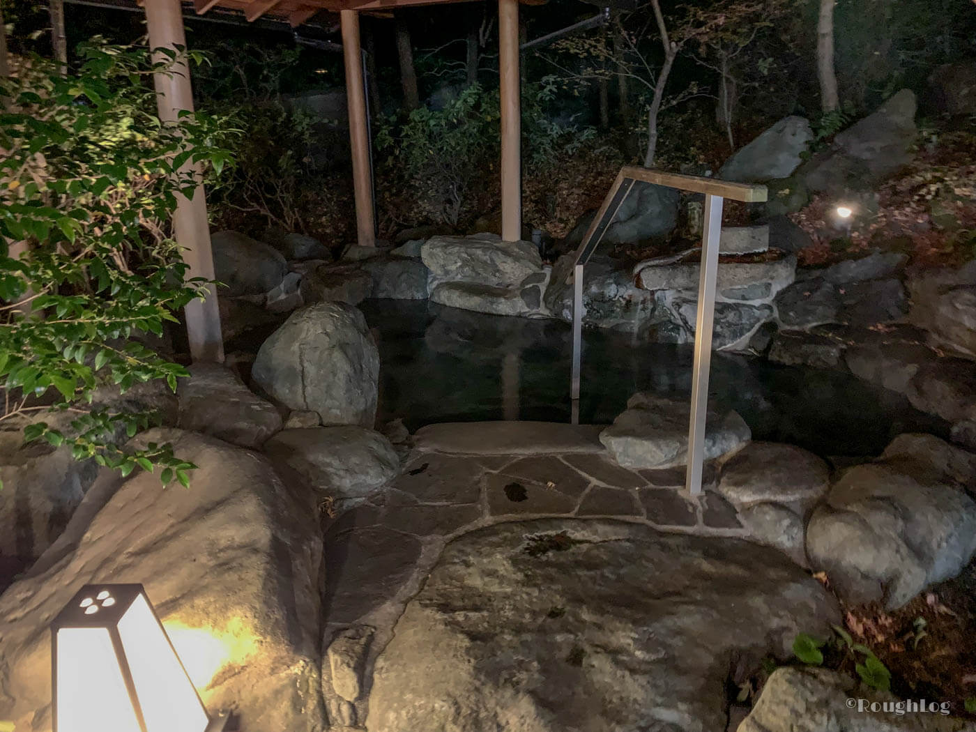 三平荘の大浴場上の湯。2種類の露天風呂（温泉）付き