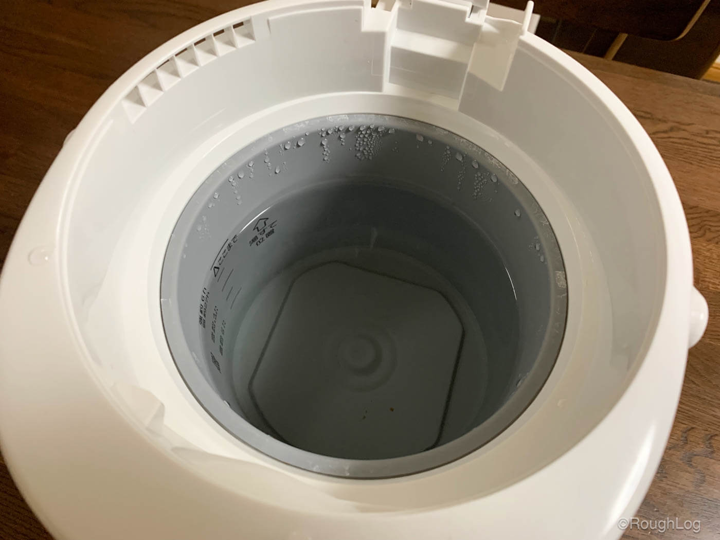 加湿器のクエン酸洗浄モードが終了したら、電源コードを外して中に入ったお湯を捨てる