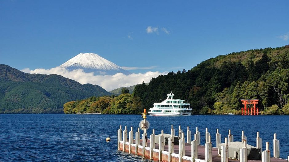 箱根 芦ノ湖から眺める富士山