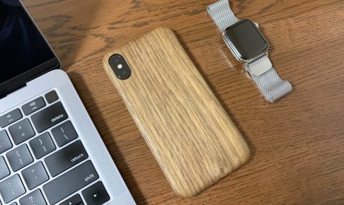 WOODWE ウォールナット ハードウッドケースを装着したiPhoneとMacBook AirとApple Watch