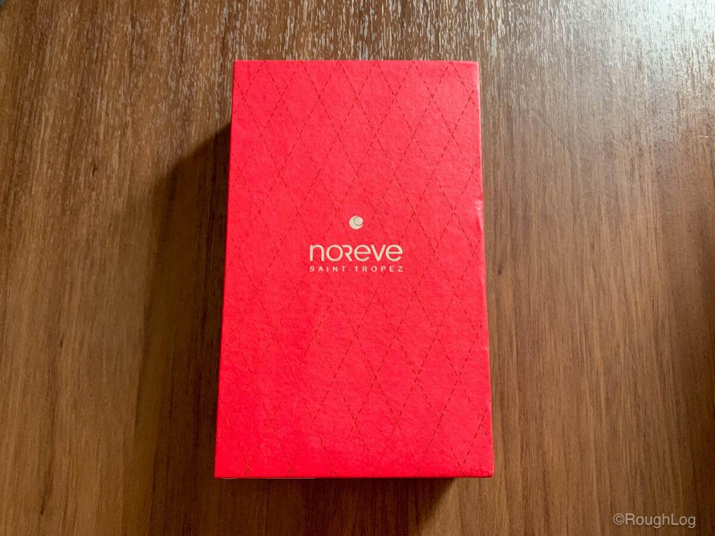 真っ赤な箱が特徴的なNoreveのiPhoneレザーケースのパッケージ
