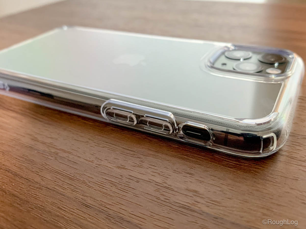 iPhoneケース Spigen ウルトラハイブリッドを装着すると音量上下ボタンはケースに覆われ、サウンドオン/オフスイッチは露出します