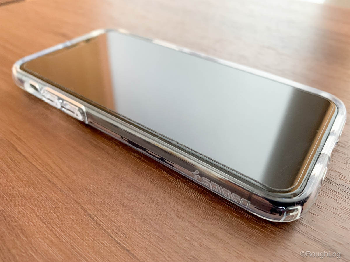 iPhoneケース Spigen ウルトラハイブリッドはフチがディスプレイやカメラより若干高く設計されているので本体をしっかり保護