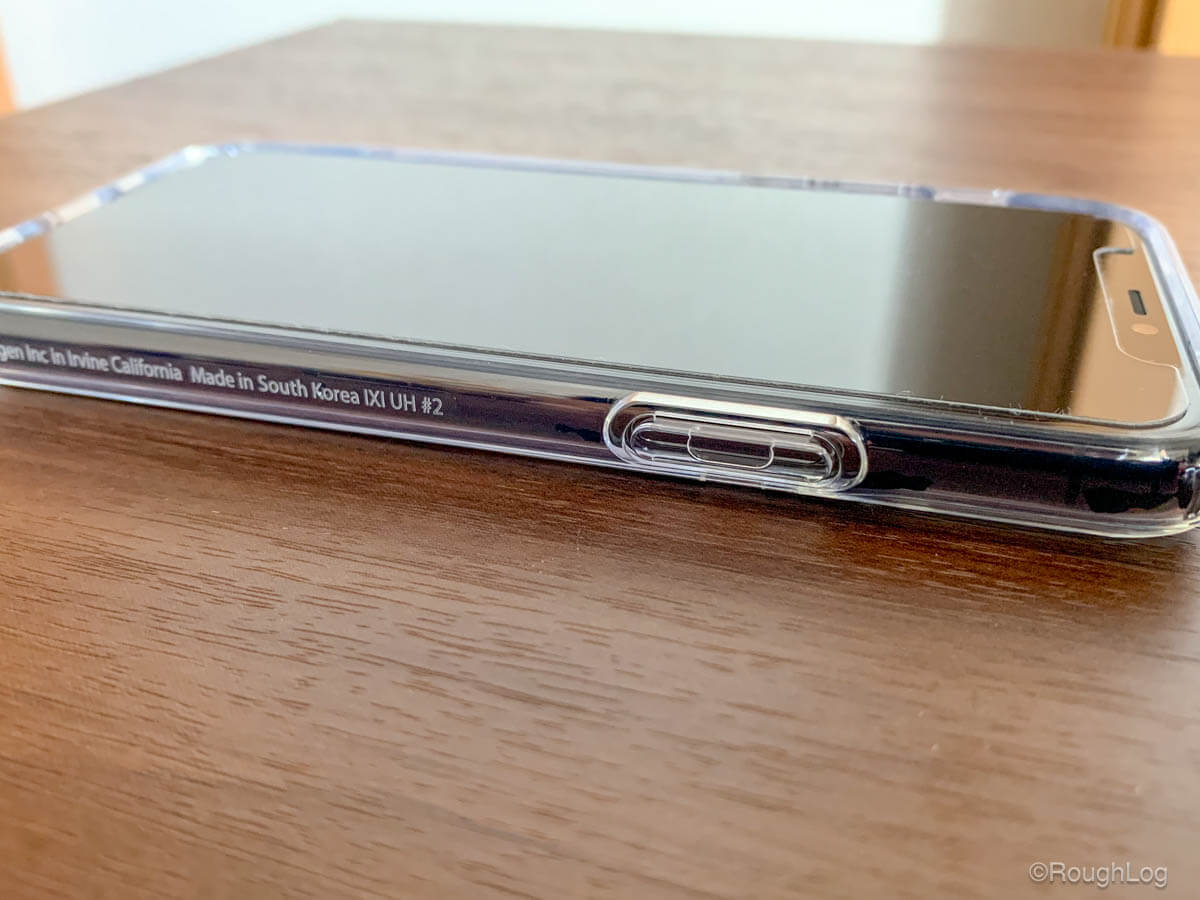 iPhoneケース Spigen ウルトラハイブリッドを装着するとサイトボダンはケースに覆われます