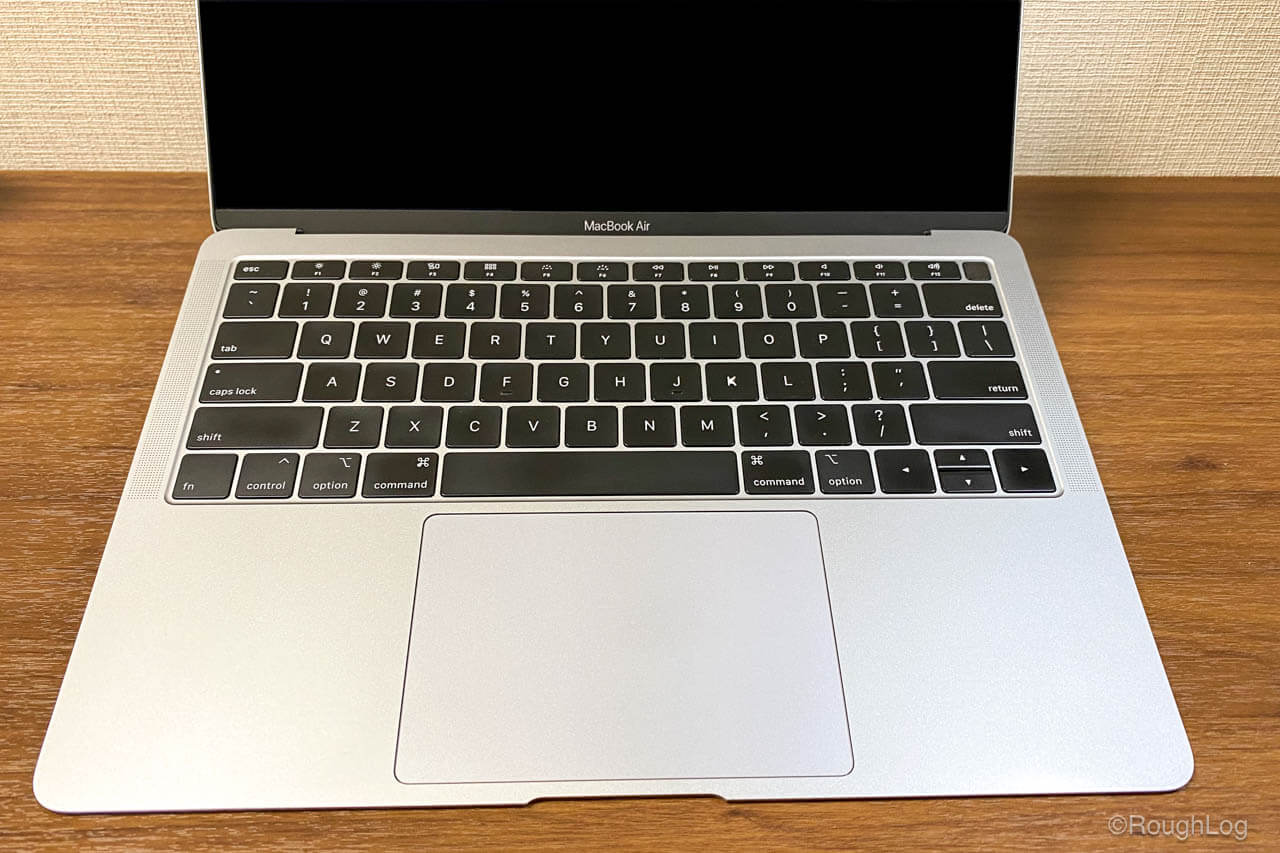 レビュー】視線を上げる、薄型ノートPCスタンド「MOFT」でMacBookを 