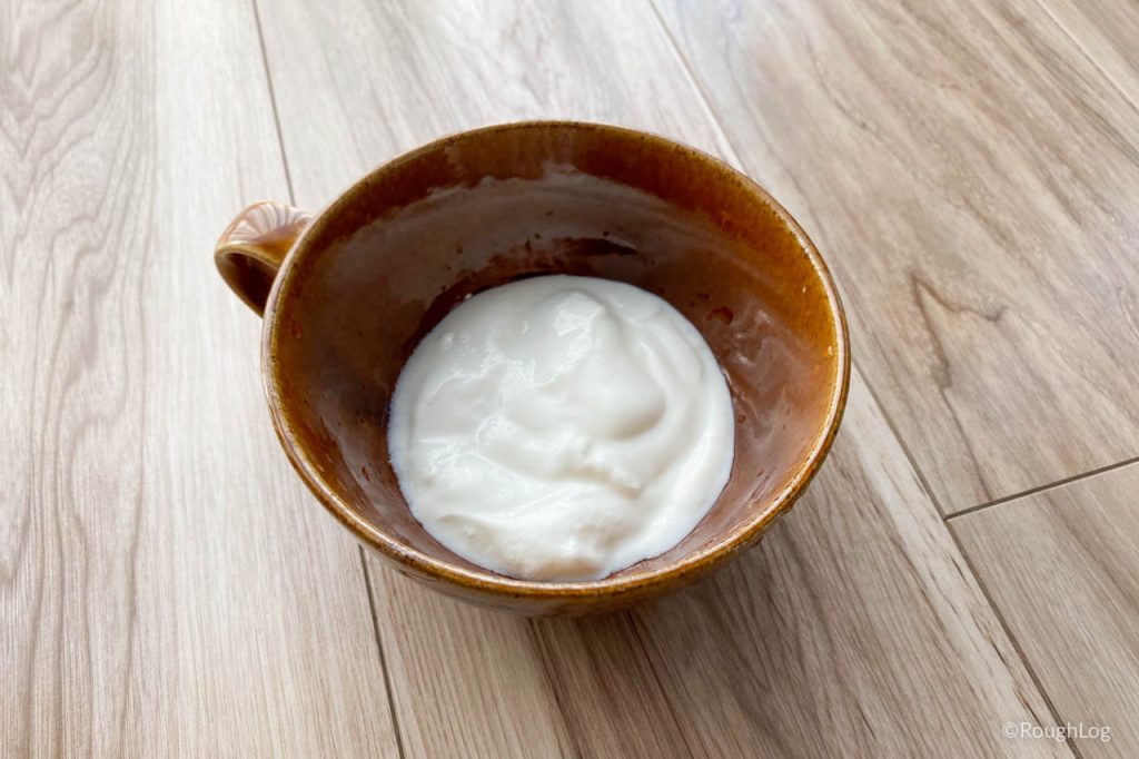 極プレーンヨーグルトはもちもち食感で口当たり良く、酸味は控えめ。生乳の自然な甘みやコクを感じる。