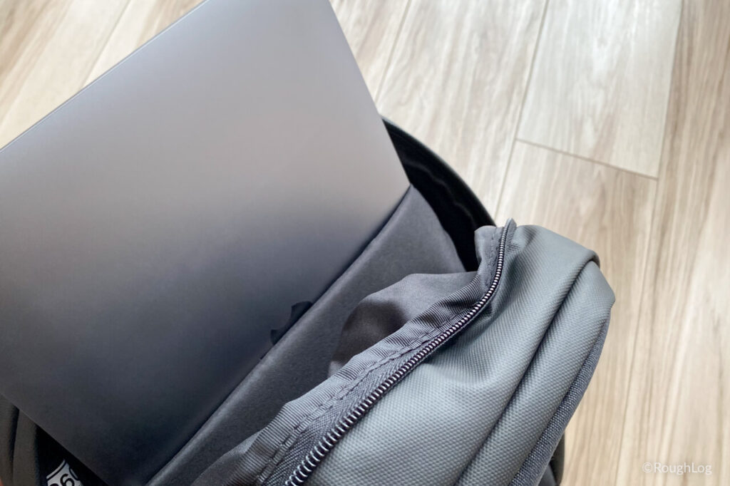 Incaseバックパック「City_Dot_Backpack」に13インチMacBook Airを収納