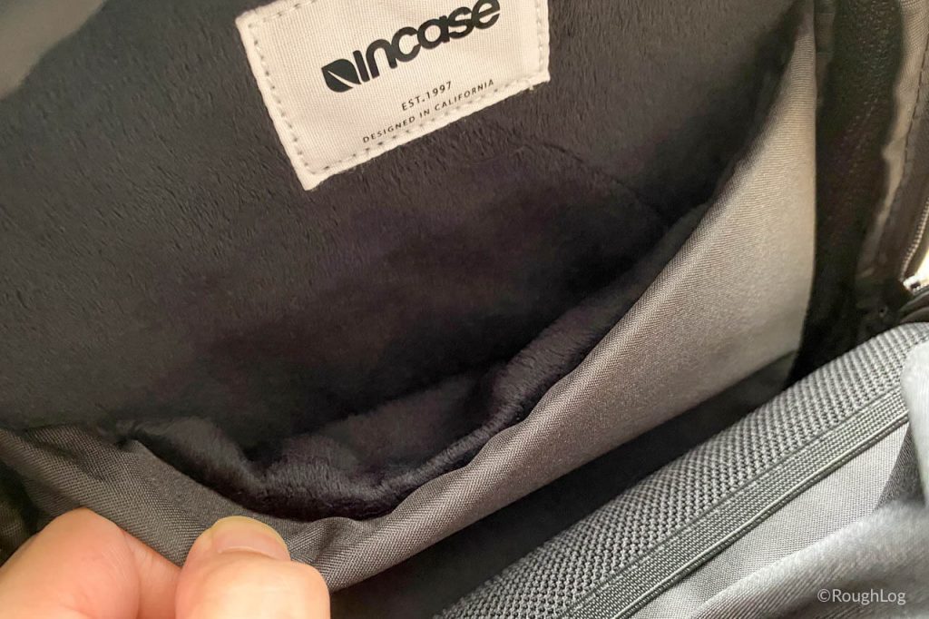 Incase City Dot BackpackのPCポケットは厚手のクッションで360度PCを保護
