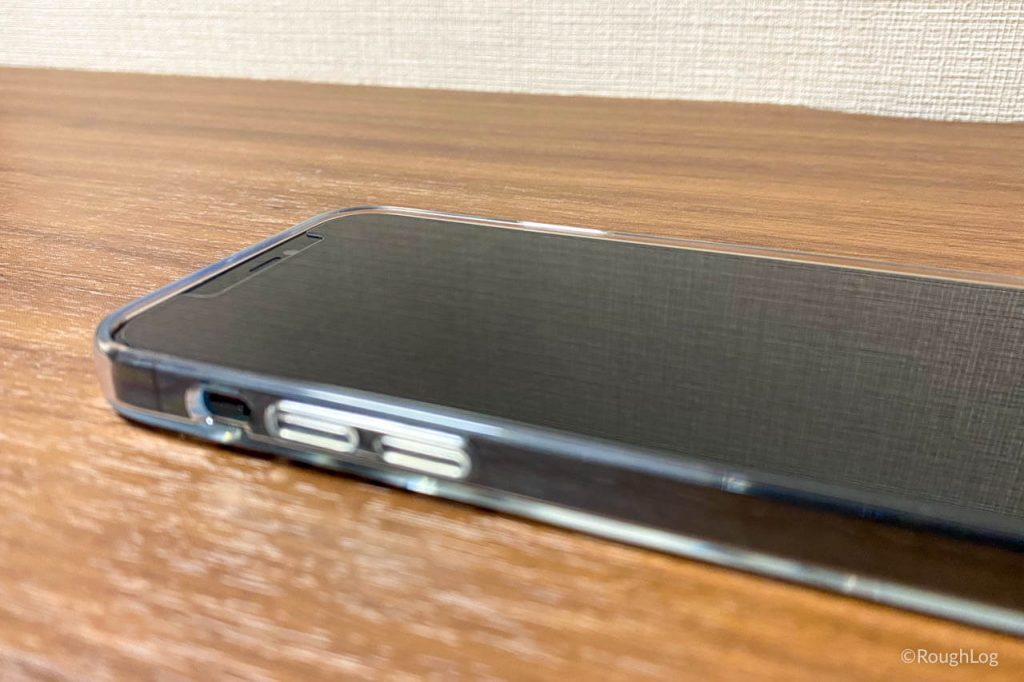 MagSafe対応iPhoneクリアケースは画面が傷つかないようフチを高く設計