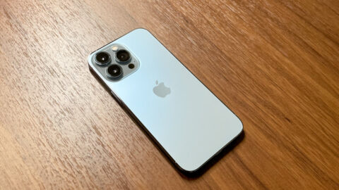 iPhone 13 Pro レビュー｜高級感と爽やかさのバランスが絶妙なシエラブルー